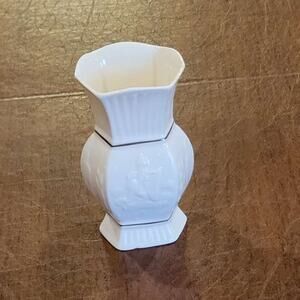 Vintage Belleek Fine Irish Porcelain Bud Vase From Visitor's Centre White/Gold